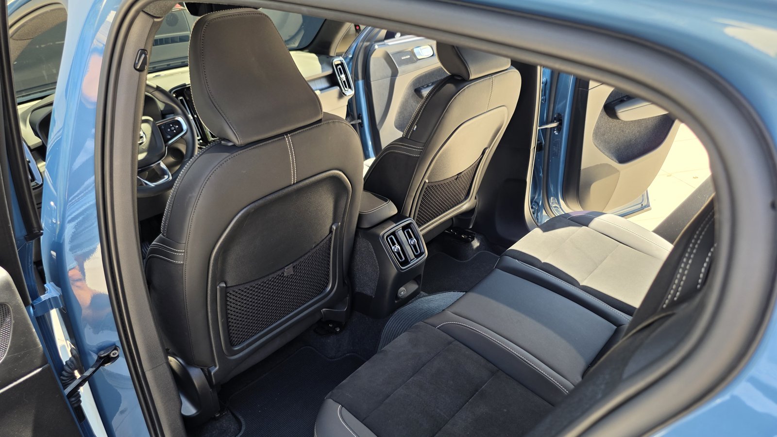 Volvo C40 2023 — prévia 25