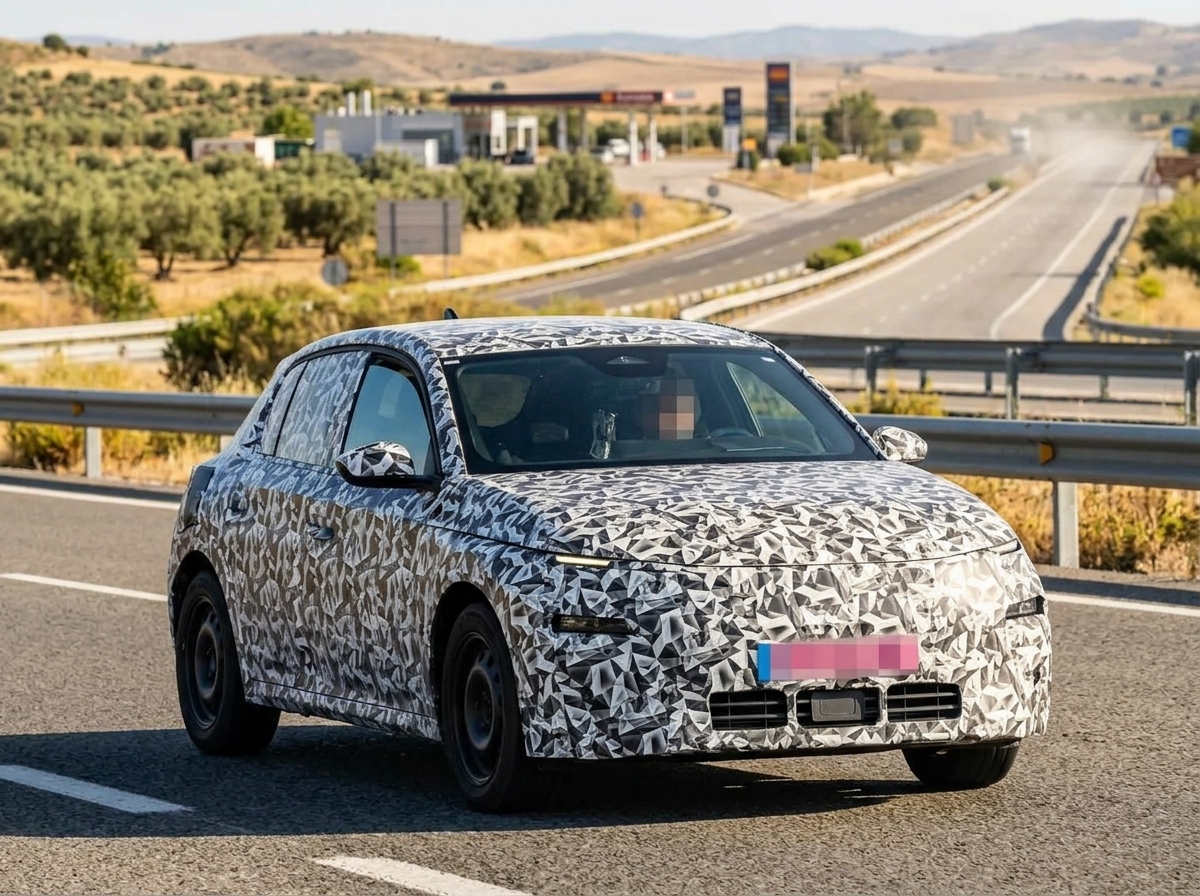 Novo Peugeot 208 flagrado em testes com volante retangular e direção sem barra física
